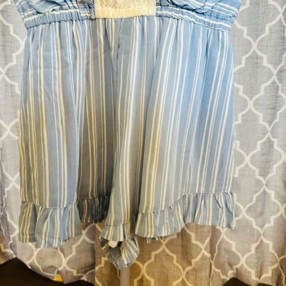 🌻Hem & Thread Light Blue and Cream Garment - Picture 5 of 6